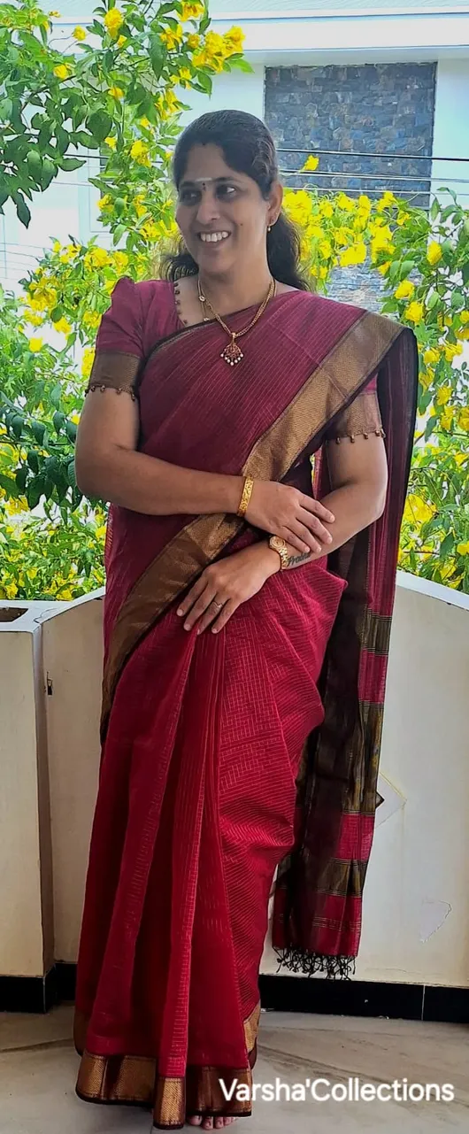 Elegant Maheshwari Silk-Cotton soft Saree with Zari Border – Pure Handloom Craftsmanship with Blouse Piece